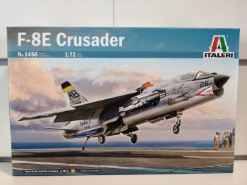 F-8E Crusader aereo militare 1-72 kit Italeri