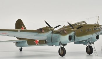 Stalin Petlyakov PE-8 On Art kit 1-72 Zvezda