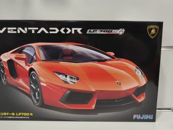 Lamborghini Aventador LP700-4 kit 1-24 Fujimi