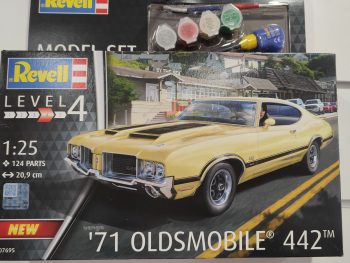 Oldsmobile 442 coupe 1971 1-24 Model set Revell